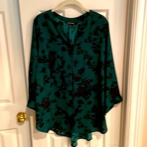 41 Hawthorn Size 2X green floral blouse EUC